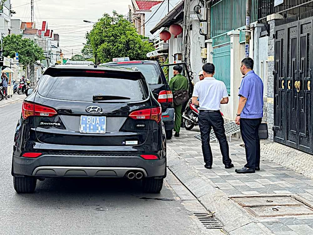 Sau khoảng 30 phút, tổ công tác rời đi. Ảnh: Phan Thành