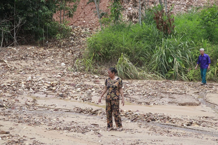 Quá trình làm đường, nhà thầu bạt mái ta luy phía dưới đã làm gãy đường bê tông, ảnh hưởng đến việc đi lại của người dân. Ảnh: Bảo Nguyên