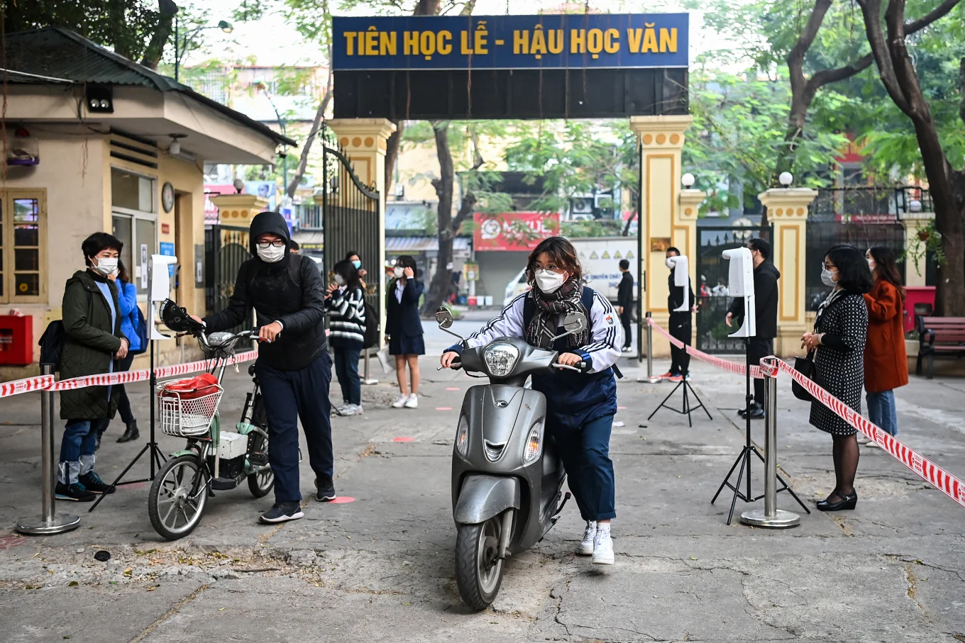 Nhiều học sinh THPT đi xe máy dưới 50cc, xe máy điện. Ảnh: Giang Huy