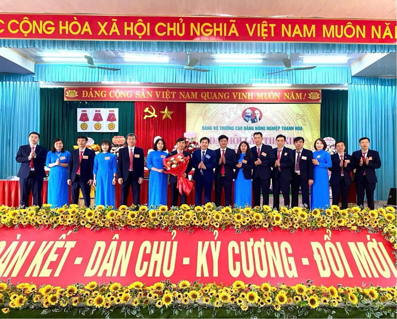 Ban Chấp hành Đảng bộ Trường Cao đẳng Nông nghiệp Thanh Hóa ra mắt tại Đại hội.