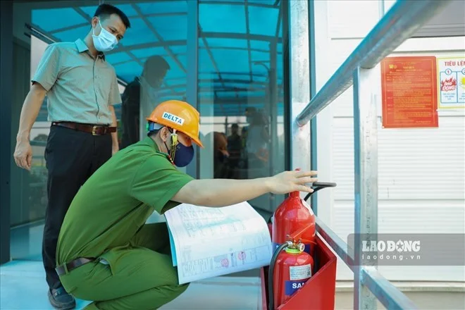 Kiểm tra thiết bị PCCC. Ảnh minh họa: Thế Kỷ