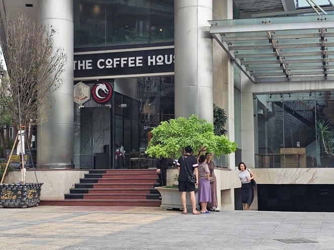 Cửa hàng The Coffee House Thái Hà, nơi xảy ra sự cố vỡ kính cường lực khiến một nữ bác sĩ bị thương nặng. Ảnh: Hữu Chánh