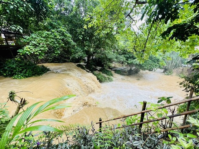 Hình ảnh dòng nước lớn khi thủy điện xả lũ. Ảnh: Minh Nguyễn