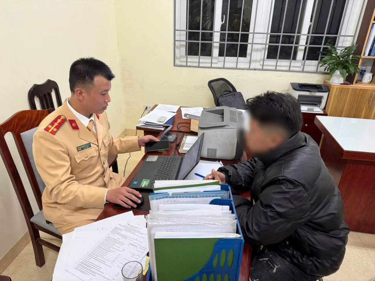 CSGT làm việc với đối tượng điều khiển xe BKS 29BG-050xx để làm rõ các đối tượng bỏ chạy.