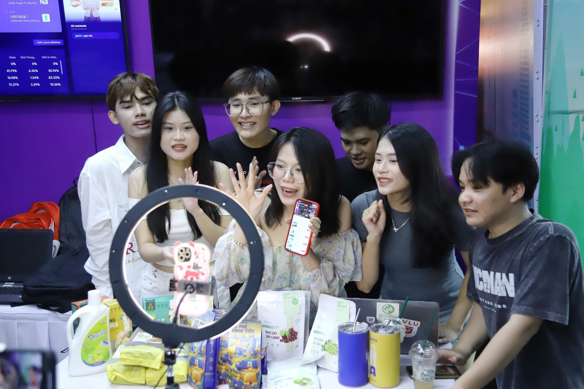 Livestream bán hàng là xu hướng đang nở rộ trên các nền tảng mạng xã hội như TikTok, Facebook... - Ảnh: PHƯƠNG QUYÊN