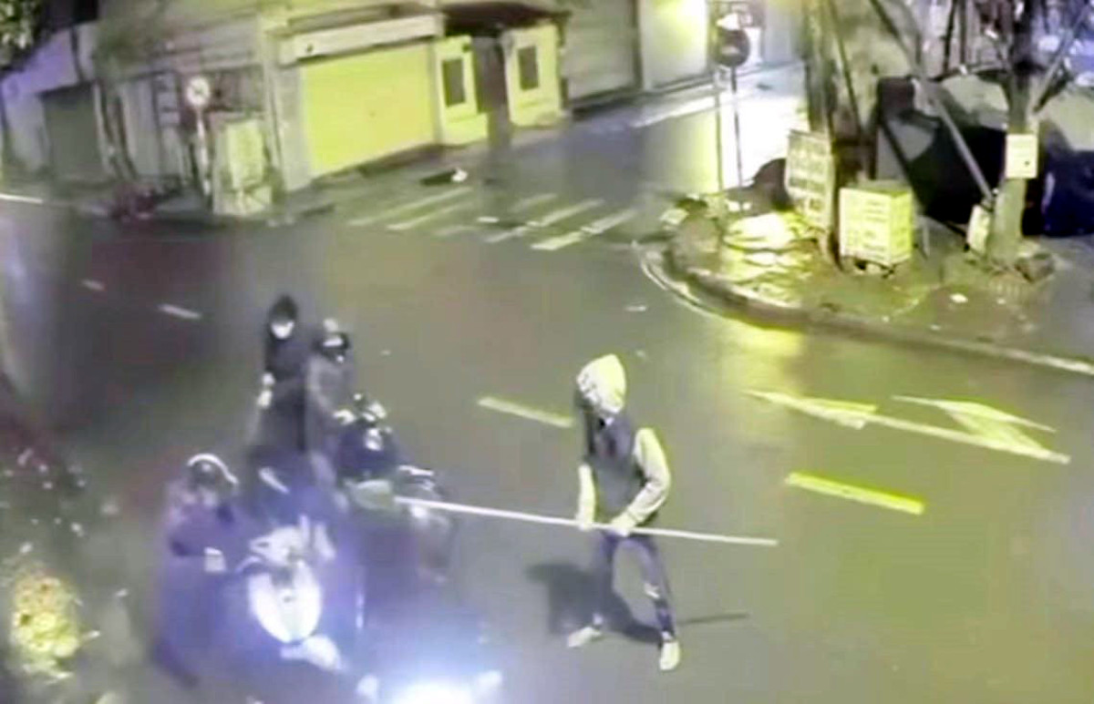 Nhóm thiếu niên sử dụng dao "phóng lợn" để cướp tài sản ở Hà Nội. Ảnh chụp màn hình