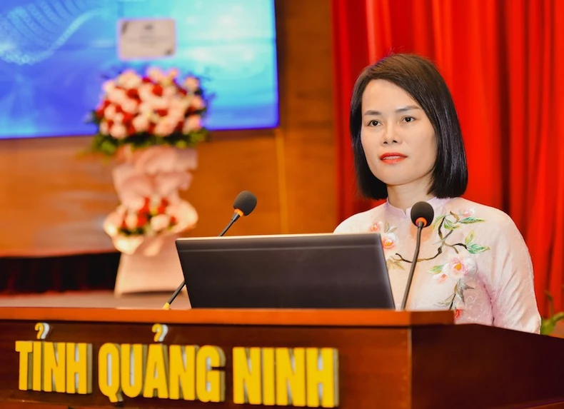 Nhà báo Bùi Thị Thu Hương, Phó Giám đốc Trung tâm Truyền thông tỉnh Quảng Ninh tham luận tại hội thảo.