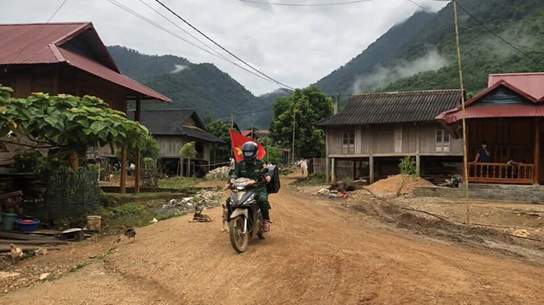 Bộ đội Biên phòng tuyên truyền phòng chống dịch bạch hầu ở tiểu khu Đoàn Kết, thị trấn Mường Lát.