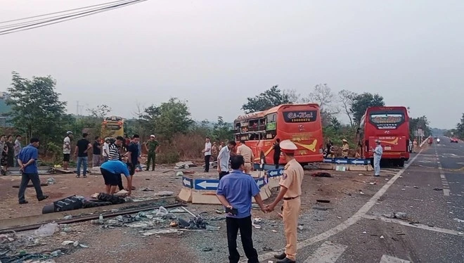 Hiện trường vụ TNGT giữa 2 xe khách tại Gia Lai làm 1 người chết và 5 người bị thương