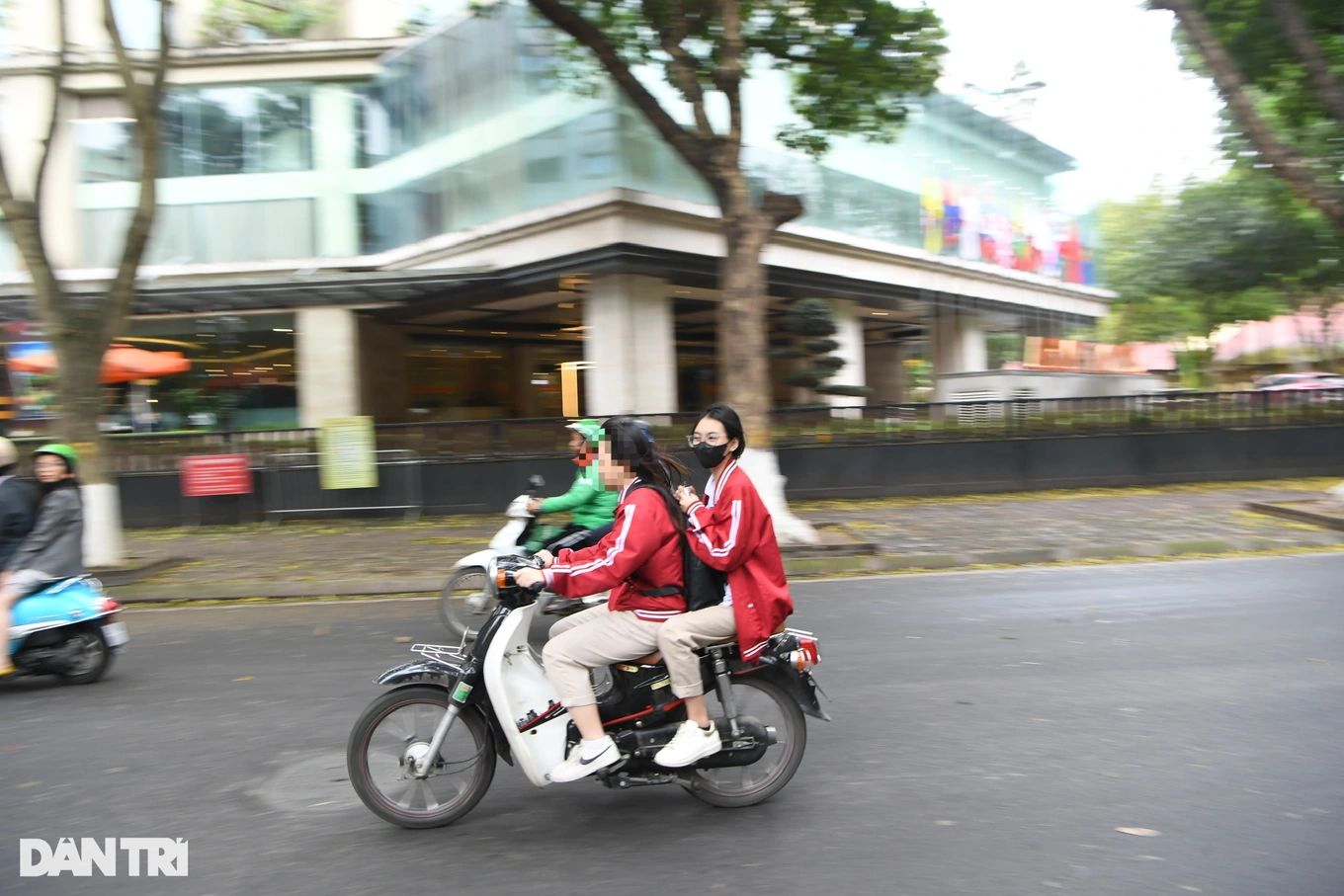 Nhiều nữ sinh Hà Nội vi phạm luật giao thông bị CSGT xử phạt - 10