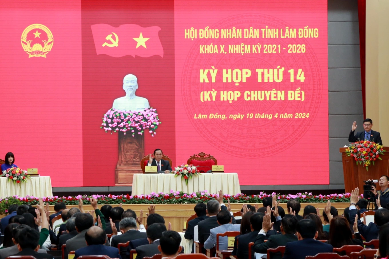 100% đại biểu HHĐND tỉnh Lâm Đồng khóa X, nhiệm kỳ 2021 - 2026 biểu quyết bãi nhiệm chức vụ đối với Bí thư Tỉnh ủy và Chủ tịch UBND tỉnh Lâm Đồng (Ảnh: Mai Hương).