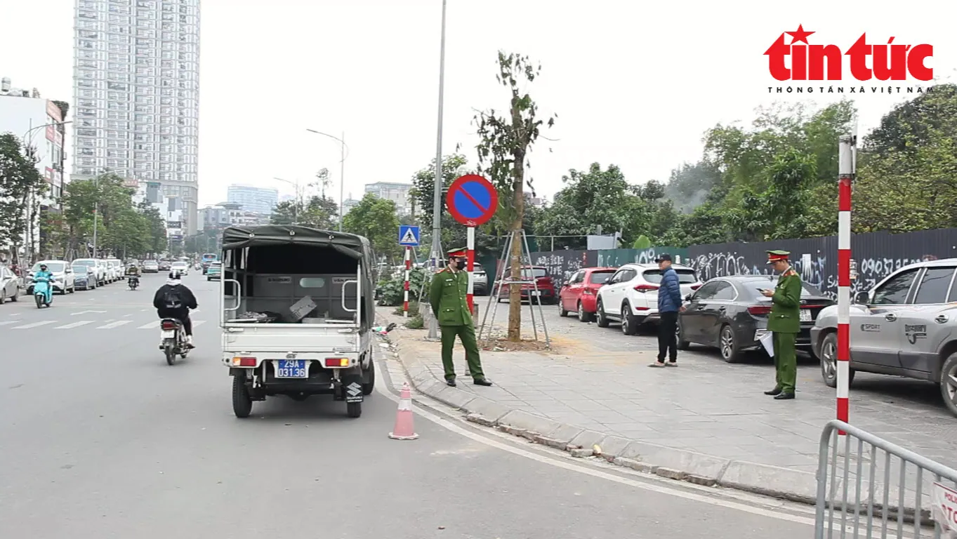 Lực lượng công an thường xuyên tuần tra, xử lý nghiêm hành vi trông giữ ô tô trái phép trên vỉa hè đường Huỳnh Thúc Kháng kéo dài.