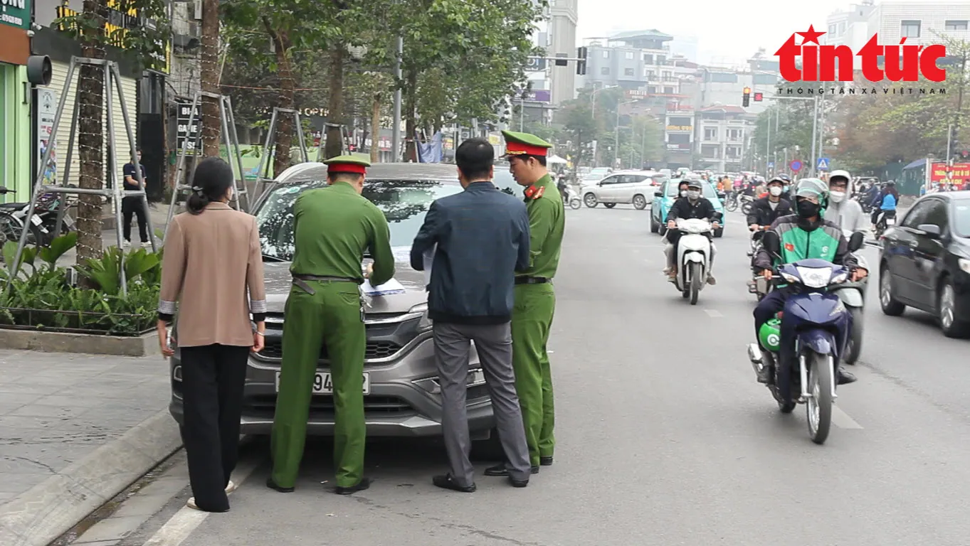 Lực lượng chức năng cũng quyết liệt xử lý những trường hợp ô tô đỗ sau biển "Cấm đỗ xe" trên đường Huỳnh Thúc Kháng kéo dài để đảm bảo an toàn giao thông, tránh ùn tắc.