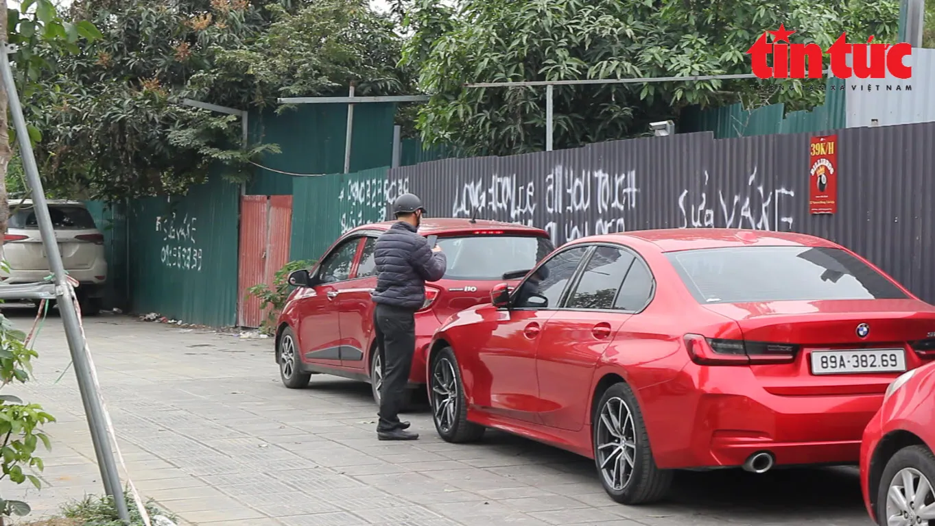 Nếu lái xe đỗ ô tô trên vỉa hè mà không nộp phí, các đối tượng "cò mồi" sẽ gây khó dễ.