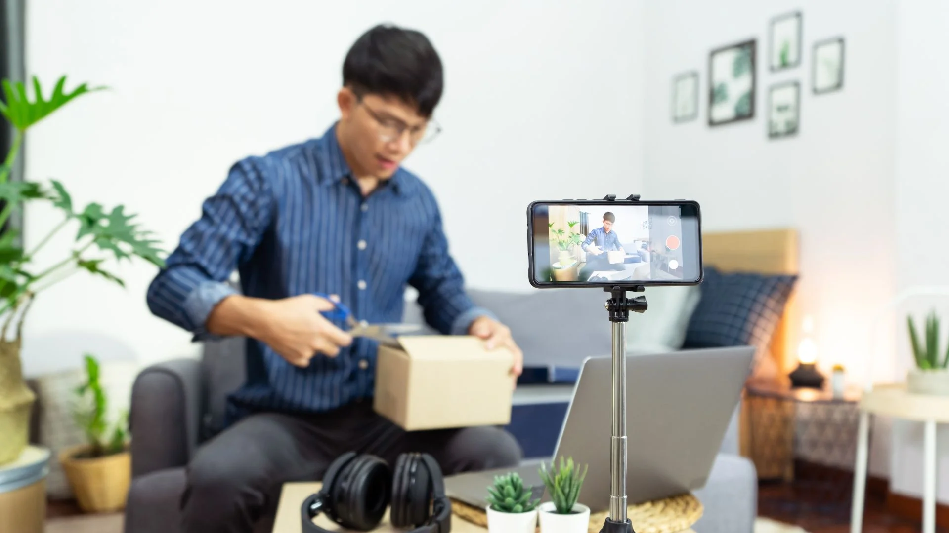 Cá nhân bán hàng livestream trên các nền tảng mạng xã hội ngày càng nhiều. Ảnh: QH