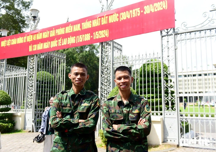 Khoác trên mình màu xanh áo lính, đến dinh Độc Lập, đứng nghiêm trang dưới lá cờ đỏ sao vàng tung bay trong ngày thống nhất đất nước