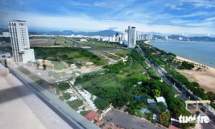 Toàn bộ khu vực sân bay Nha Trang liên quan trong vụ án đang bị Cơ quan điều tra hình sự Bộ Quốc phòng điều tra các sai phạm về quản lý đất đai - Ảnh: PHAN SÔNG NGÂN