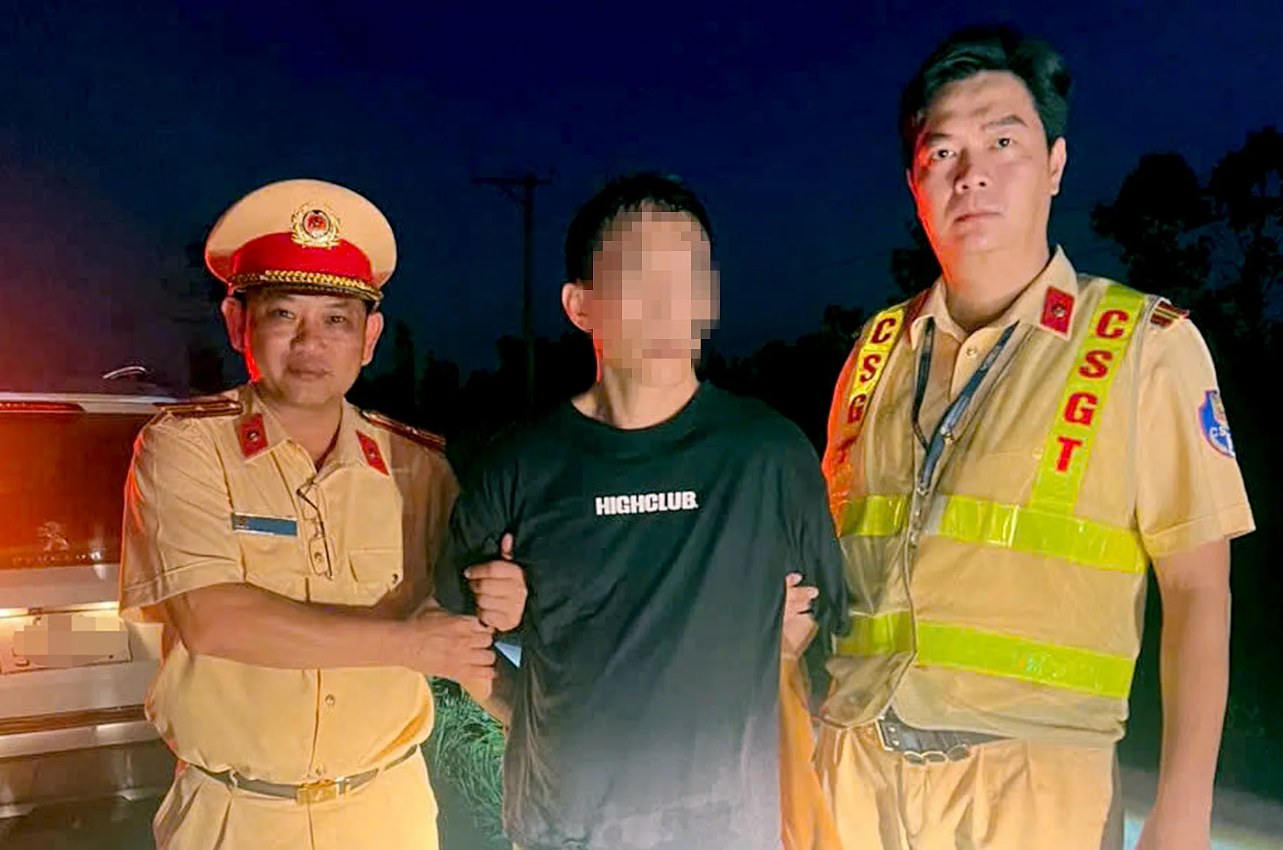 Cảnh sát giao thông bắt giữ nghi can N.K.T. - Ảnh: THIÊN KHÔI