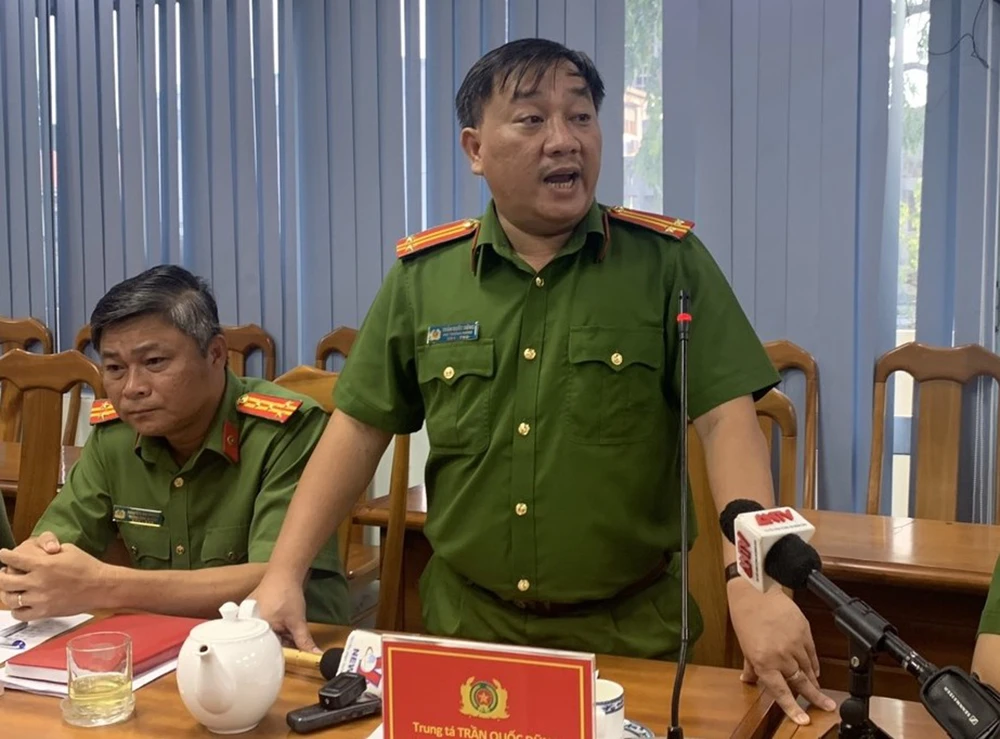 Trung tá Trần Quốc Dũng – Phó trưởng phòng Cảnh sát hình sự thông tin ban đầu về vụ "bắt cóc" 2 bé gái ở phố đi bộ Nguyễn Huệ. Ảnh: CACC