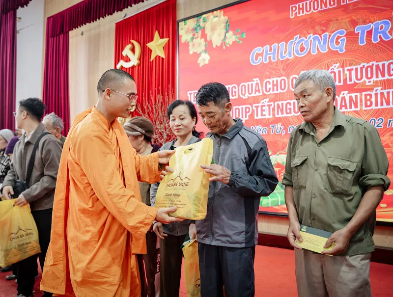  Những phần quà Tết ý nghĩa được trao tận tay đến bà con