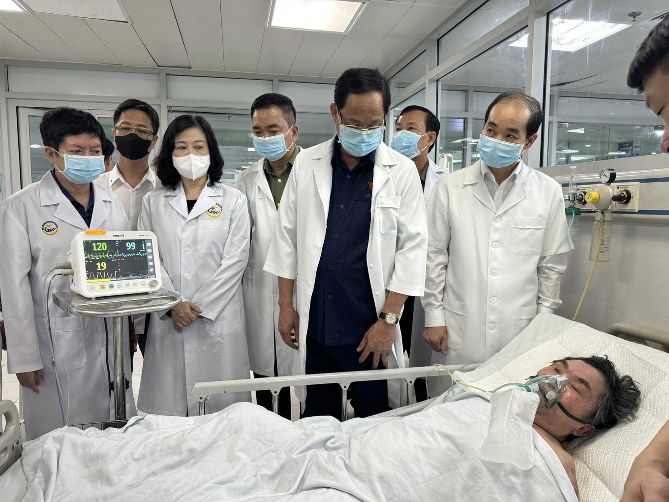 Phó chủ tịch Quốc hội Trần Quang Phương và Bộ trưởng Y tế Đào Hồng Lan thăm các nạn nhân tại Bệnh viện Giao thông Vận tải (Ảnh: Minh Phú).