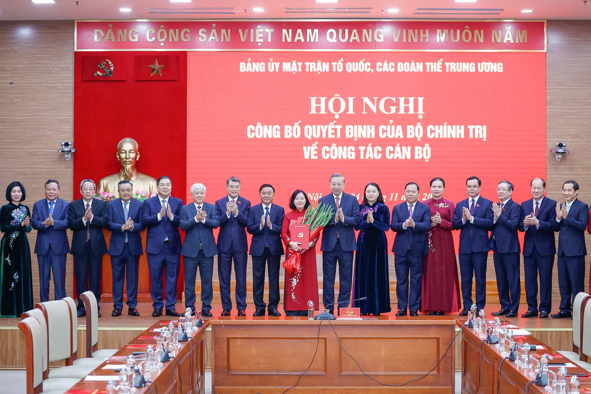 Tổng Bí thư Tô Lâm cùng lãnh đạo Đảng, Nhà nước, MTTQ Việt Nam, TP Hà Nội chúc mừng bà Bùi Thị Minh Hoài. Ảnh: T.M