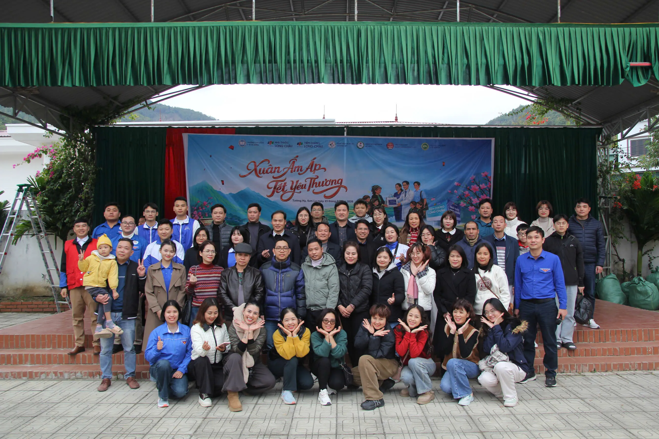 Đoàn thiện nguyện chương trình "Xuân ấm áp - Tết yêu thương" tại địa điểm tổ chức chương trình.