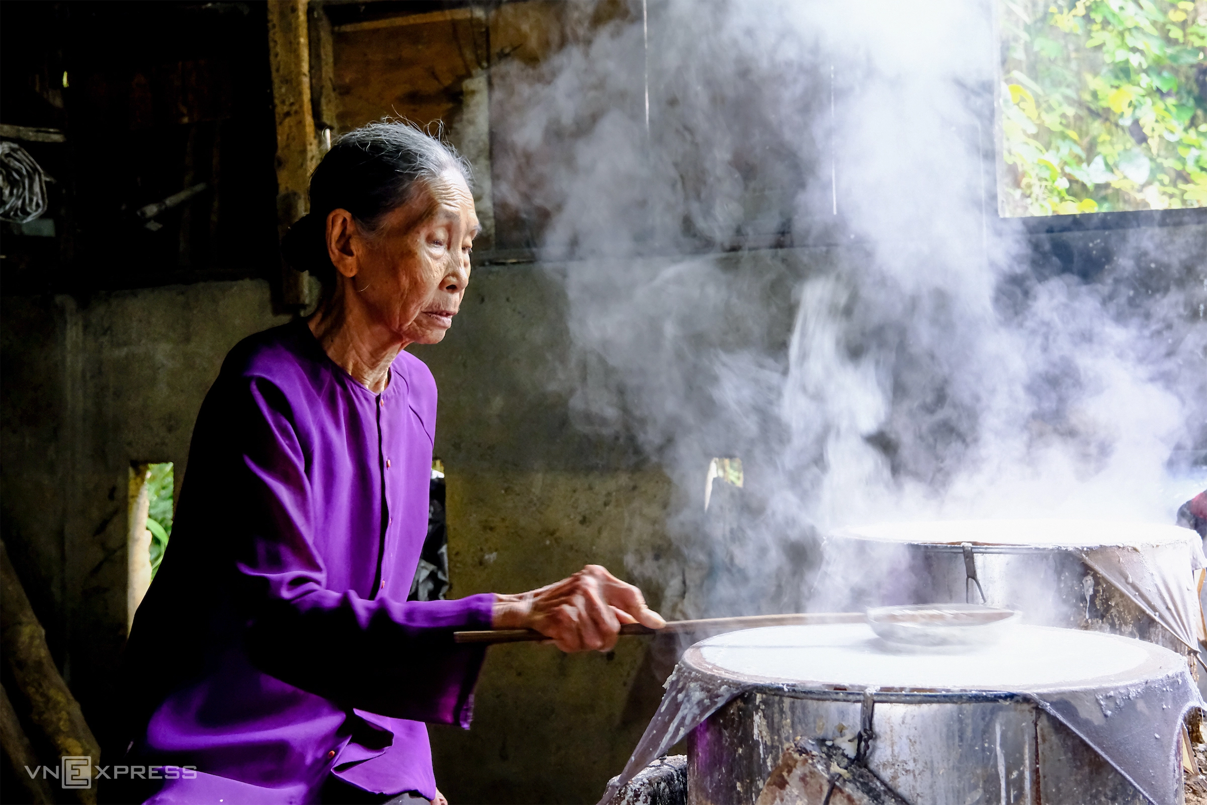 Người cao tuổi ở Đà Nẵng làm bánh tráng, phụ giúp kinh tế gia đình. Ảnh: Nguyễn Đông