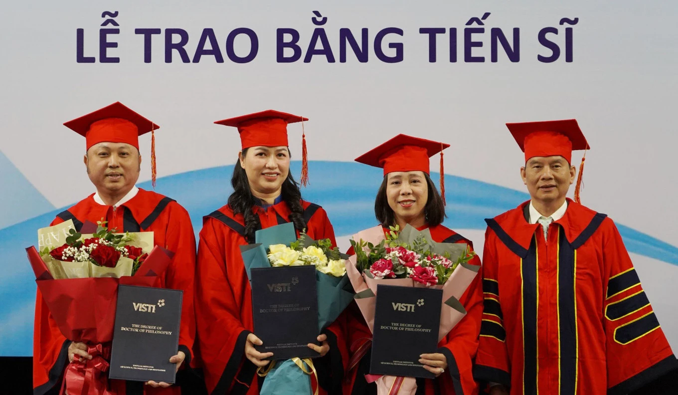 PGS. TS Trần Văn Nghĩa, Phó giám đốc Học viện (ngoài cùng bên phải) trao bằng cho 3 tân tiến sĩ. Ảnh: Mạnh Cường