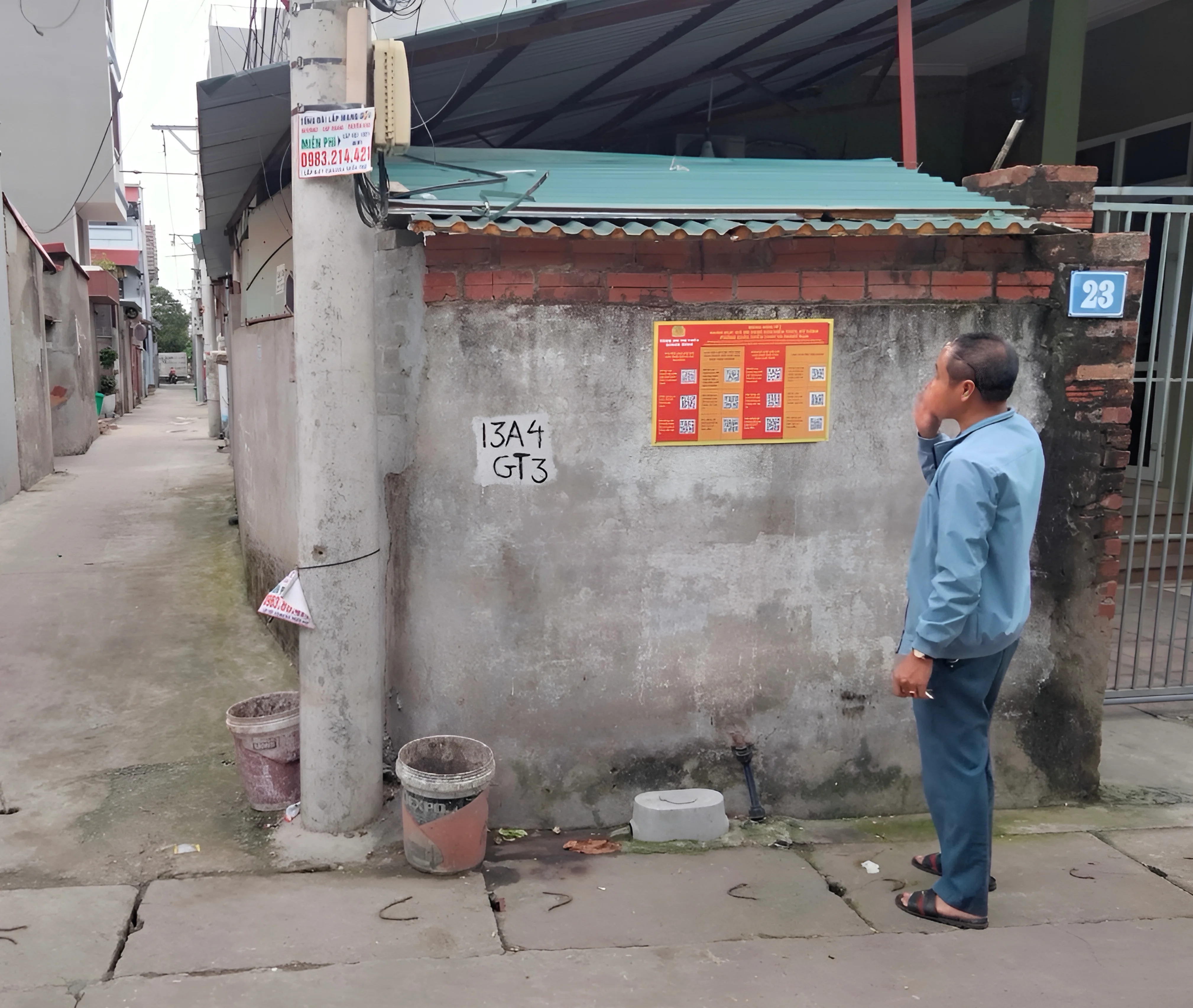Công an Thị trấn Quang Minh đã dán mã QR tại nhiều địa điểm để người dân dễ dàng tiếp cận.