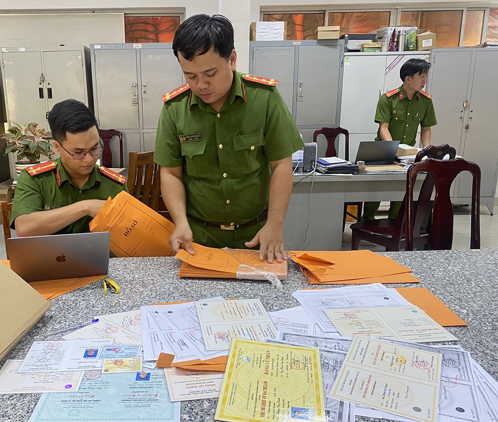 Đường dây làm giả căn cước công dân, bằng cấp và giấy tờ các loại.... rồi chuyển từ Campuchia về, thông qua các chân rết khắp nơi để giao đến tận tay khách hàng đặt mua. Ảnh: CACC