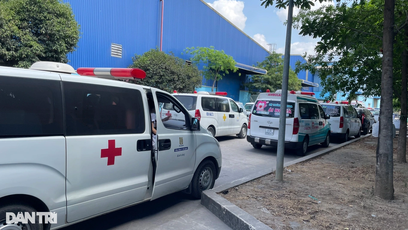 Sở Y tế tỉnh Đồng Nai huy động hơn 10 xe cấp cứu để vận chuyển các nạn nhân (Ảnh: Phú Việt).