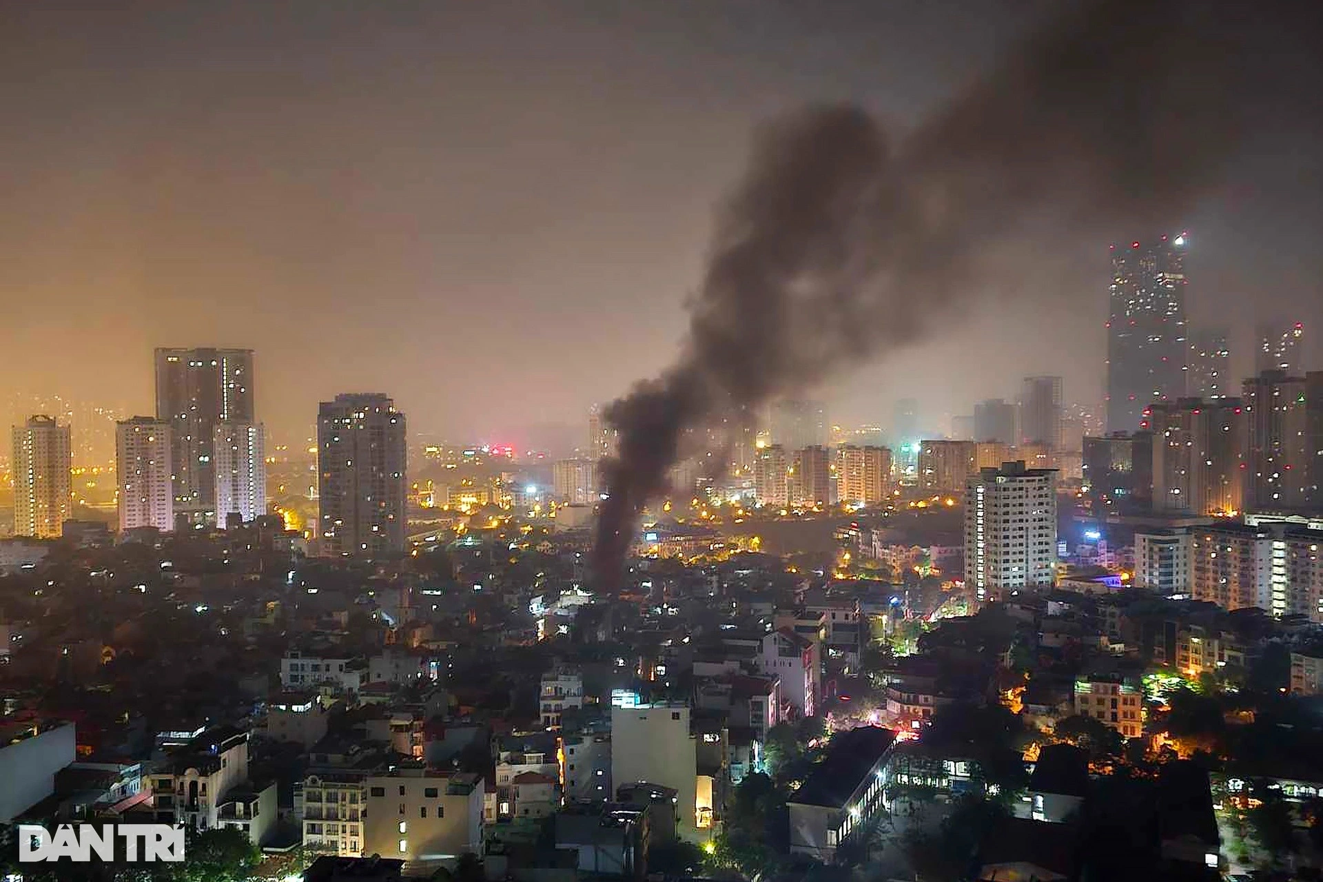 0h46 ngày 24/5, Tổng đài 114 - Trung tâm Thông tin chỉ huy Công an TP Hà Nội nhận được tin báo cháy nhà dân; tại địa chỉ số 1, hẻm 31, ngách 98, ngõ 43 đường Trung Kính, phường Trung Hòa, quận Cầu Giấy.