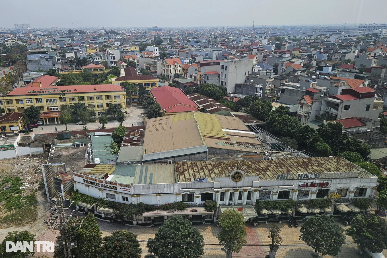 Dãy công trình vi phạm phía trước Bệnh viện Y học cổ truyền Hải Dương sẽ được tỉnh này tiếp nhận để chuyển đổi công năng sử dụng (Ảnh: Nguyễn Dương).