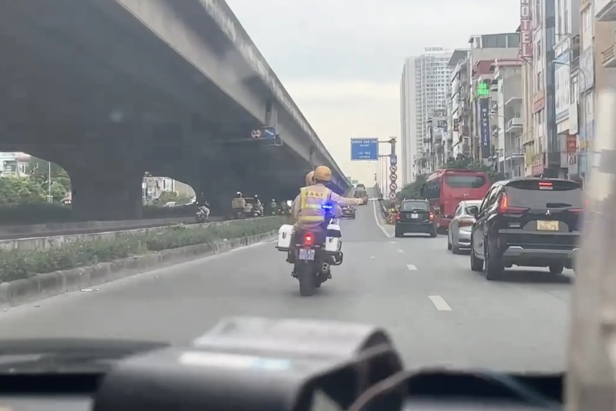 Thượng uý Lê Đăng Hoà và Thượng úy Nguyễn Đức Tâm dùng xe chuyên dụng dẫn đường cho chiếc taxi tới bệnh viện (Ảnh cắt từ clip).
