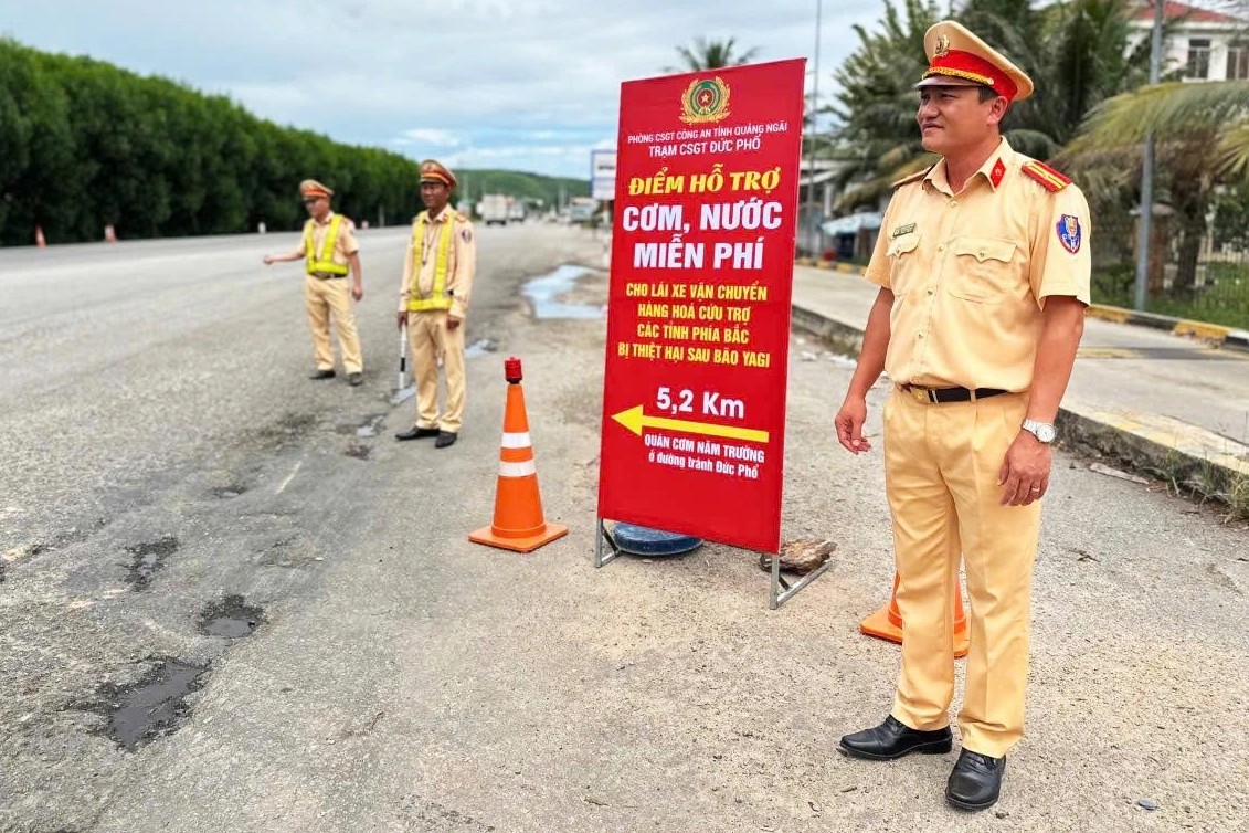 Trạm CSGT Đức Phổ đặt biển báo cho tài xế biết điểm hỗ trợ cơm, nước miễn phí (Ảnh: Trạm CSGT Đức Phổ).