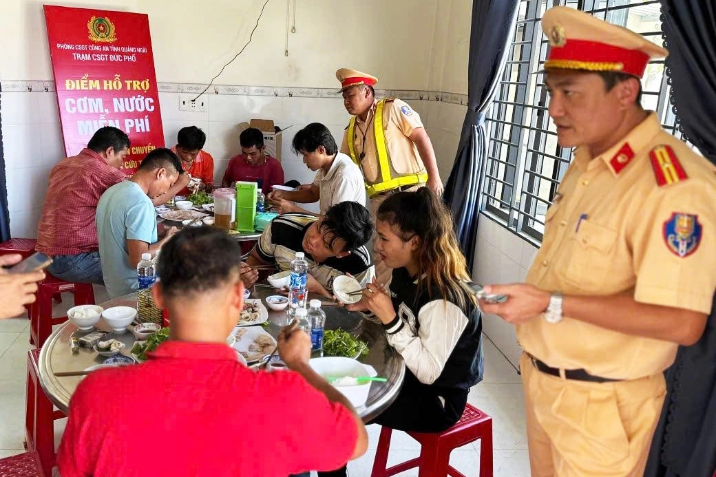 Tài xế, thành viên đoàn chở hàng cứu trợ ăn cơm miễn phí (Ảnh: Trạm CSGT Đức Phổ).