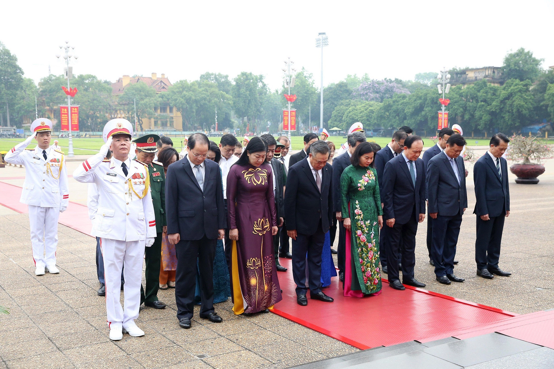 Đoàn đại biểu Thành ủy, UBND, MTTQ TP Hà Nội đặt vòng hoa và vào Lăng viếng Chủ tịch Hồ Chí Minh. 