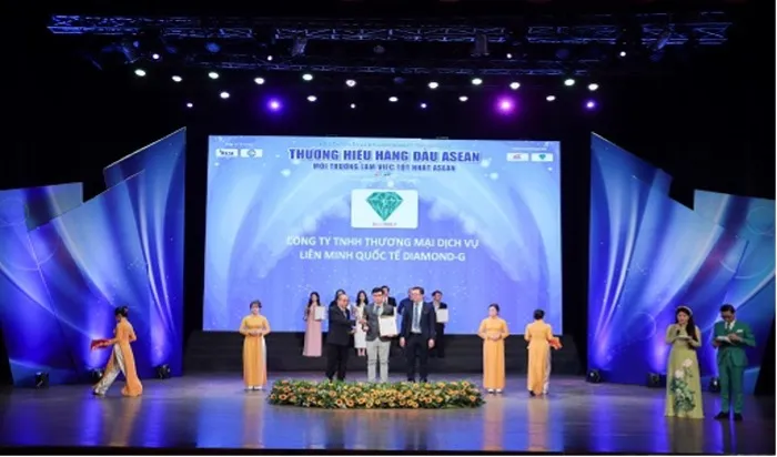 Anh Phan Văn Lân - Giám Đốc công ty nhận giải thưởng Thương Hiệu Hàng Đầu Asean