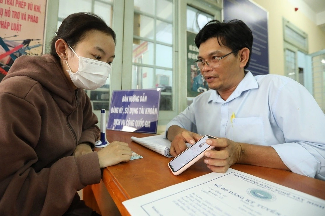 Bộ TT&TT nhấn mạnh quan điểm người dân, doanh nghiệp phải được thụ hưởng thật những thành quả do chuyển đổi số mang lại theo tinh thần “không để ai bị bỏ lại phía sau”. Ảnh minh họa: M.Q