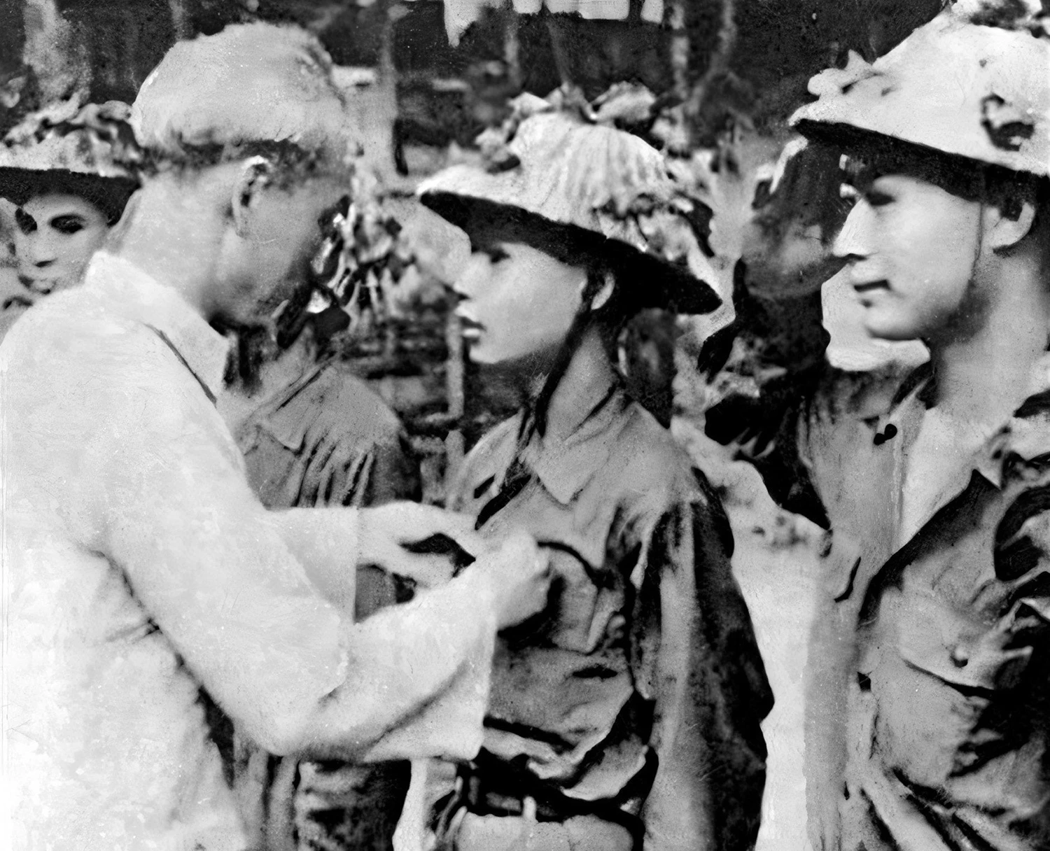 Chủ tịch Hồ Chí Minh gắn huy hiệu chiến sĩ Điện Biên Phủ cho các gương mặt xuất sắc trong chiến dịch.