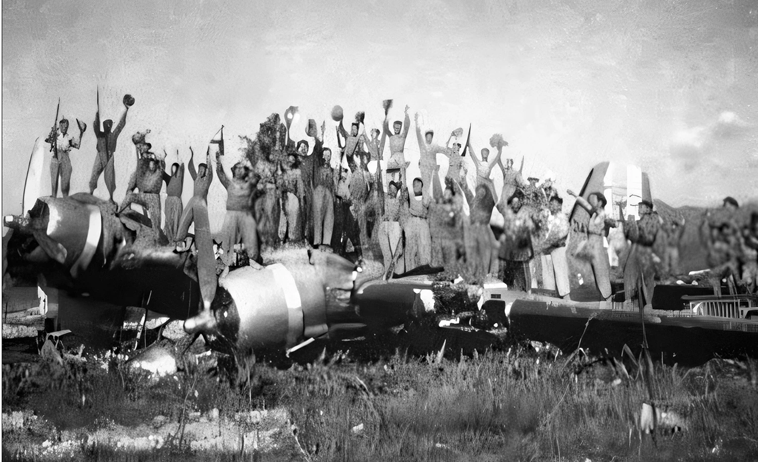 Bộ đội reo mừng trên xác máy bay Pháp bị bắn rơi ở Điện Biên Phủ.
