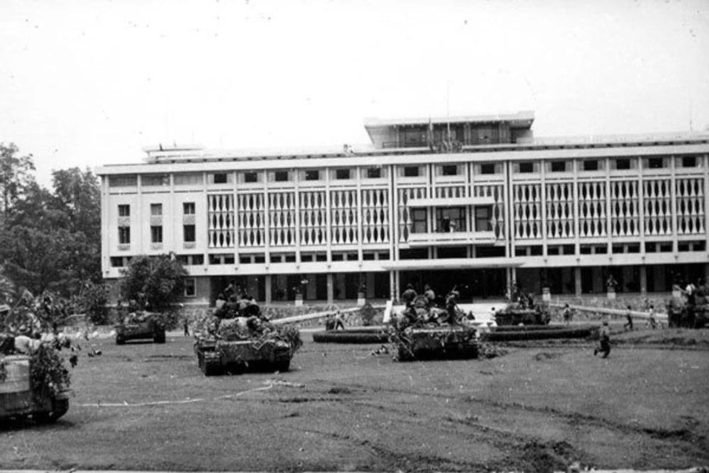 Dinh Độc Lập ngày 30/4/1975. Ảnh: Nhà báo Ngọc Đản chụp lúc 11h30 ngày 30/4/1975