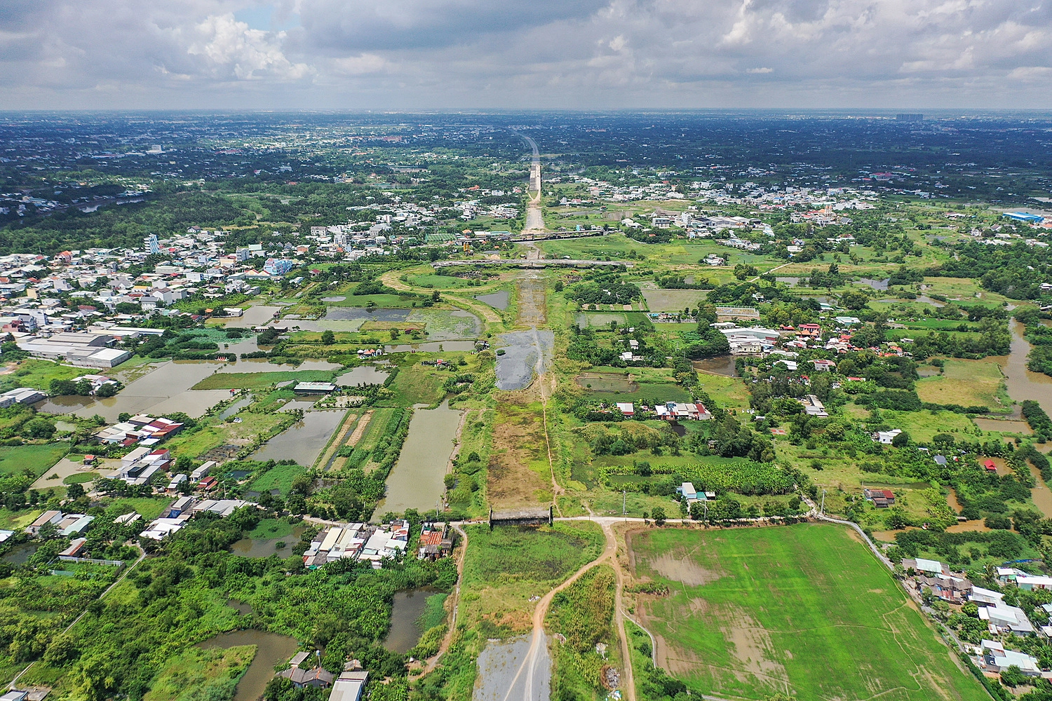 Tuy nhiên, theo chuyên gia Savills Việt Nam, mức tăng này sẽ bền vững và phản ánh sát giá trị sản phẩm, thể hiện độ am hiểu thị trường của các bên tham gia giao dịch. Đất sẽ được giao cho nhà đầu tư sẵn sàng trả giá cao nhất. Cùng đó, khi cơ sở dữ liệu về giá được hoàn thiện, các thông tin mua bán chuyển nhượng được công khai, giúp việc giao, sử dụng đất hiệu quả hơn.  Ngoài ra, ngân sách sẽ tăng thu từ thuế thu nhập chuyển nhượng quyền sử dụng đất, giúp thêm nguồn lực phát triển hạ tầng xã hội.  Cùng quan điểm, ông Đinh Minh Tuấn, Giám đốc kênh Batdongsan khu vực miền Nam, nói "giá nhà sẽ tiếp tục tăng, bởi các yếu tố cấu thành sản phẩm đều cao hơn khi luật mới có hiệu lực".  Tuy nhiên, giá bán quá cao sẽ khó thanh khoản, nên chuyên gia cho rằng chủ đầu tư cần cân đối và phát triển sản phẩm linh hoạt, hướng đến phân khúc đáp ứng số đông người dân.  Về lâu dài, quy định mới giúp người sở hữu đất có lợi hơn. Còn doanh nghiệp có thể đẩy nhanh đền bù giải phóng mặt, đảm bảo tiến độ triển khai dự án đầu tư.  Ông Nguyễn Văn Đính, Chủ tịch Hội môi giới bất động sản Việt Nam (VARS) nhìn nhận giá địa ốc có thể tăng khi bỏ khung giá đất, nhưng tác động này không ảo như các cơn sốt trước đây. "Quy định mới đưa tài sản về đúng giá trị thật, người bán và mua minh bạch, cơ quan quản lý cũng dễ giám sát thị trường", ông Đính nói.  Giai đoạn 2020-2022, thị trường địa ốc chứng kiến nhiều đợt sốt giá bất thường, nhất là đất nền vùng ven. Nhiều khu vực huyện ven Hà Nội hay các tỉnh lân cận như Bắc Giang, Bắc Ninh, Hòa Bình, Hưng Yên... tăng cục bộ 40-50% so với trước dịch Covid-19. Đất tăng giá tại nhiều địa phương, kéo theo nhiều nhóm nhà đầu tư đổ xô đi đấu giá, đầu cơ.  Chung cư cũng sốt giá. Theo báo cáo của Bộ Xây dựng, giá căn hộ tăng 40% sau 5 năm. Ủy ban Kinh tế nhận xét, chung cư cao đột biến do đầu cơ.  Theo Chủ tịch VARS, trong những đợt sốt bất động sản trước đây, nhiều nhà đầu tư thứ cấp dễ dàng đổ tiền vào nhà đất vì kỳ vọng mua thấp bán cao. Sau khi Luật Đất đai 2024 có hiệu lực, giá sản phẩm đã cao ngay từ đầu, khiến giới đầu cơ cẩn trọng trong xuống tiền do biên độ lợi nhuận khó đạt như kỳ vọng.  "Quy định mới khiến thị trường đầu tư thứ cấp vốn dễ bị ''thổi'' thành cơn sốt có thể bước vào giai đoạn điều chỉnh và phát triển lành mạnh hơn", ông Đính nói.