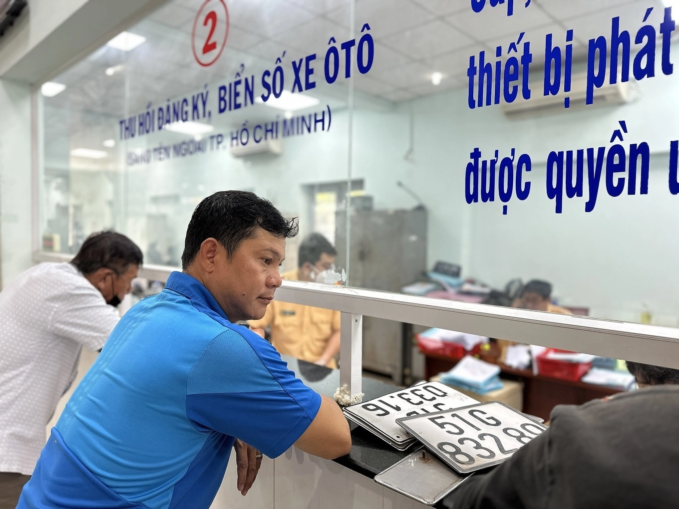 Người dân làm thủ tục đăng ký xe tại quận Bình Thạnh, TP HCM. Ảnh: Phạm Trung