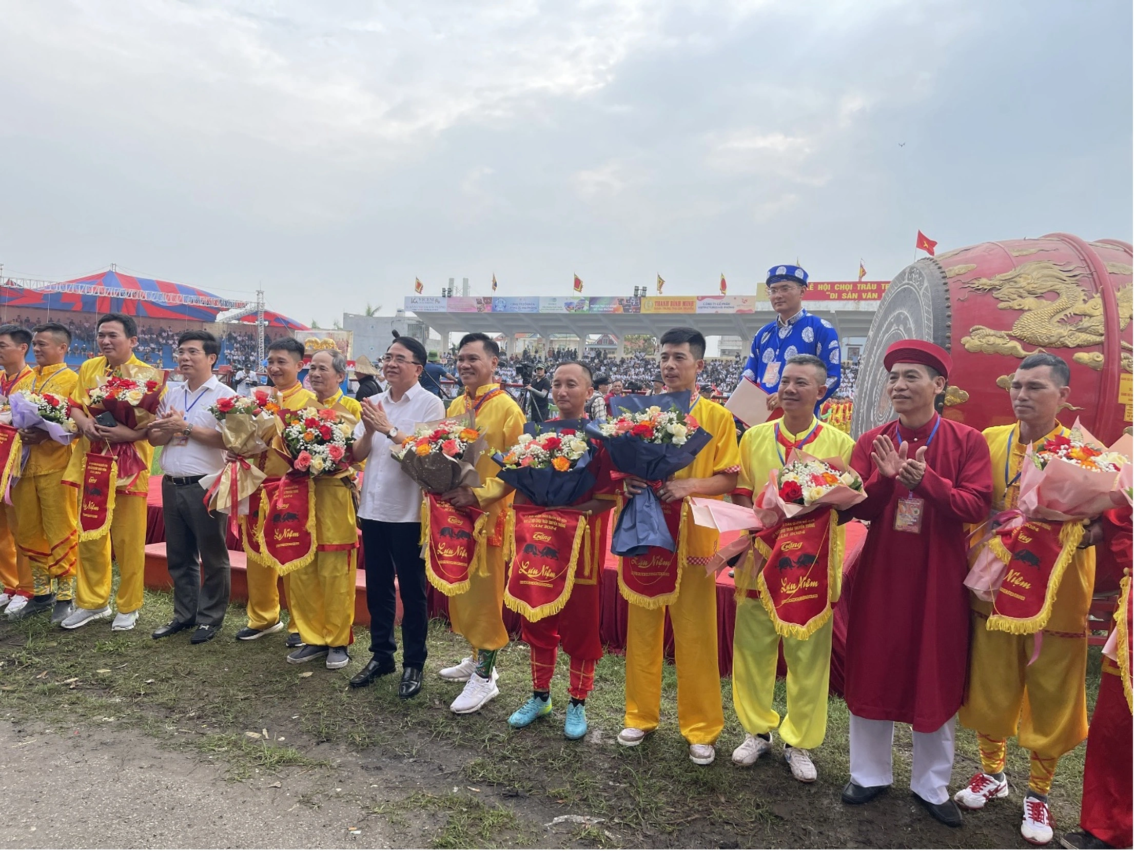 Ông Lê Khắc Nam Phó Chủ tịch UBND thành phố Hải Phòng về dự Lễ hội cùng lãnh đạo UBND quận tặng hoa cho các chủ trâu 