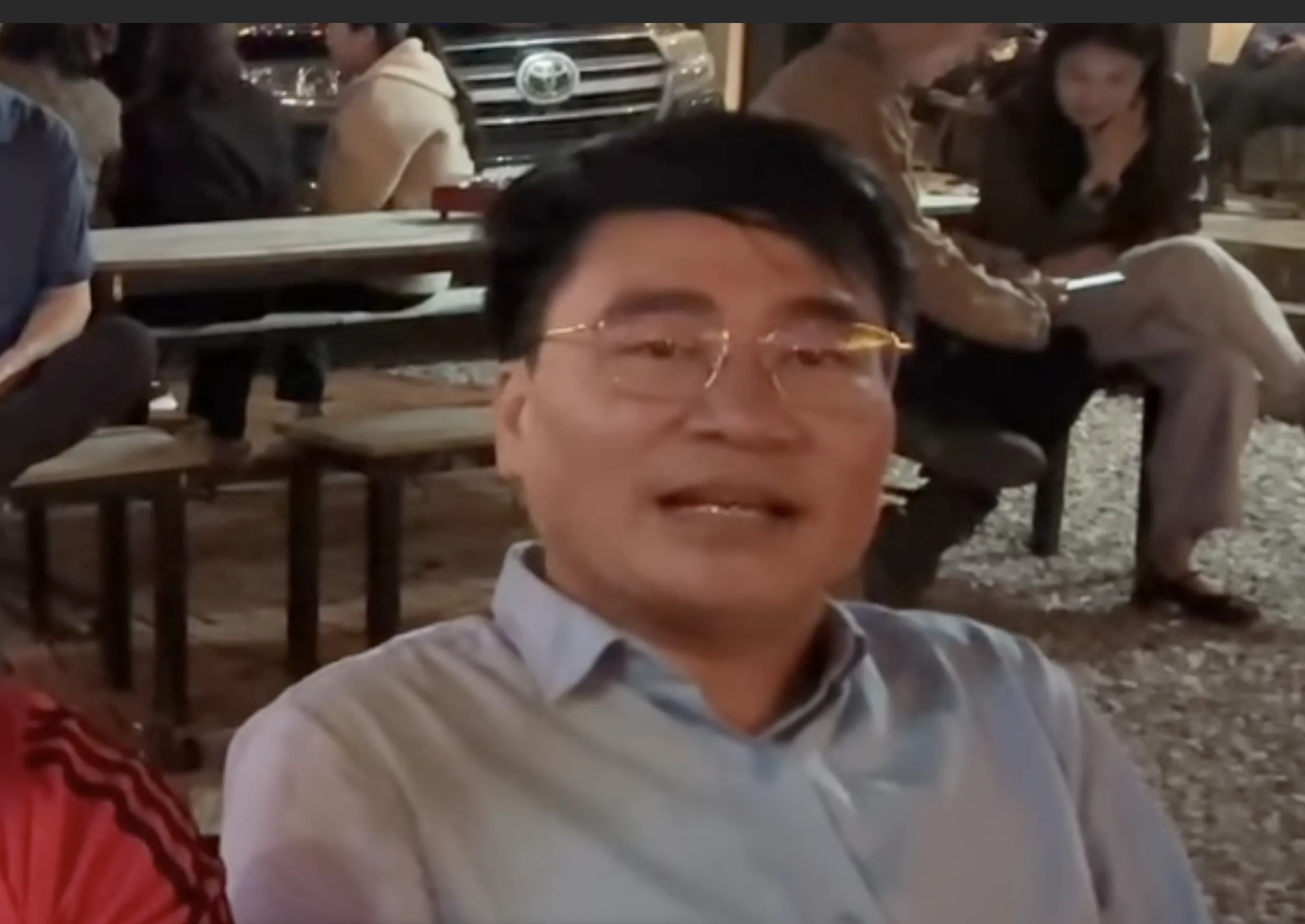 Ông Đỗ Văn Xiêm - Chủ tịch UBND xã Tà Xùa giới thiệu về du lịch địa phương cho du khách.