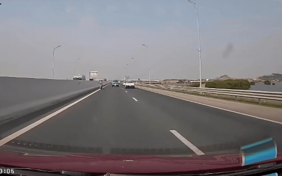 Thiếu nữ 2008 lái mô tô đi ngược chiều trên cao tốc Hải Phòng - Móng Cái.