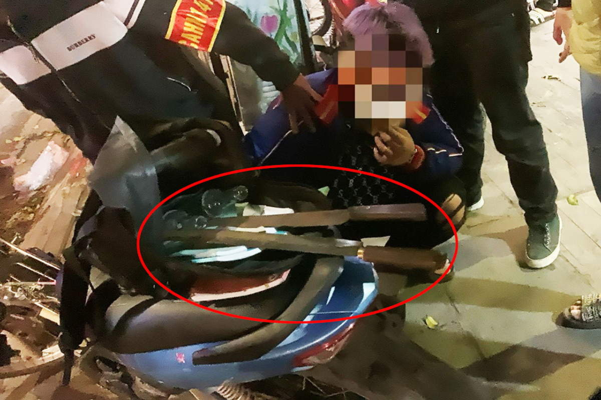 Lực lượng Cảnh sát 141 (Công an TP Hà Nội) phát hiện thanh niên mang dao diễu phố. Ảnh: CACC