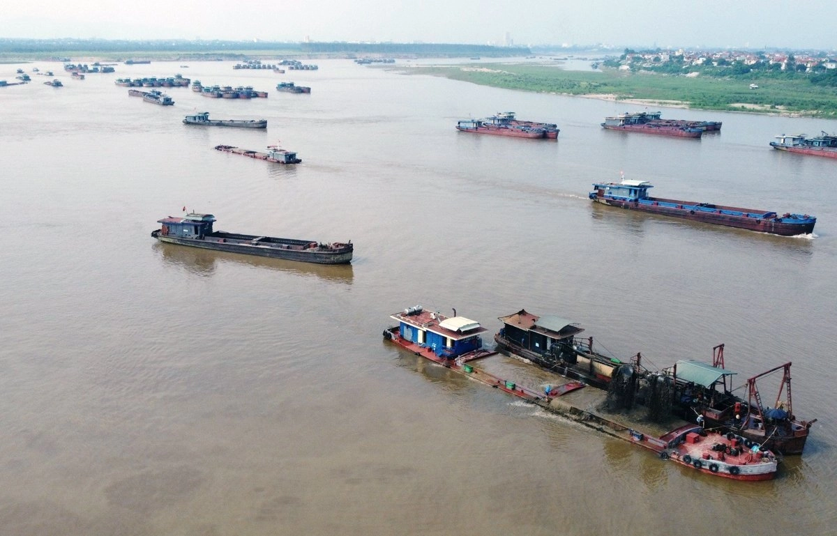 Tàu khai thác và chở cát đi lại tất nập khu vực ngã ba sông Đà, sông Hồng ngày 21/5. Ảnh: Hoàng Phong